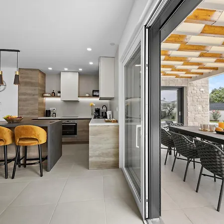 别墅 Zanetta Pet Friendly Near Porec For 6 People With Sea View & Private Pool