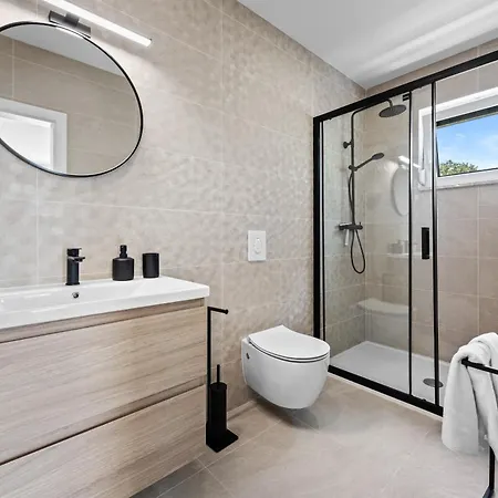 فيلة Zanetta Pet Friendly Near Porec For 6 People With Sea View & Private Pool