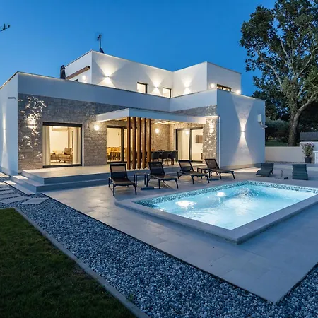 فيلة Zanetta Pet Friendly Near Porec For 6 People With Sea View & Private Pool مراسي