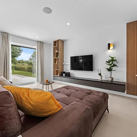 فيلة Zanetta Pet Friendly Near Porec For 6 People With Sea View & Private Pool *