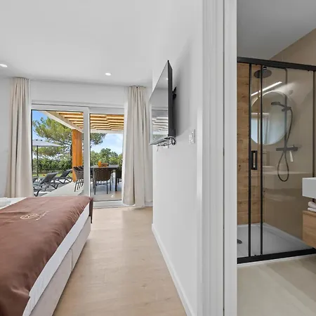 Zanetta Pet Friendly Near Porec For 6 People With Sea View & Private Pool فيلة *
