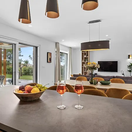 Zanetta Pet Friendly Near Porec For 8 People With Sea View & Private Pool וילה Marasi