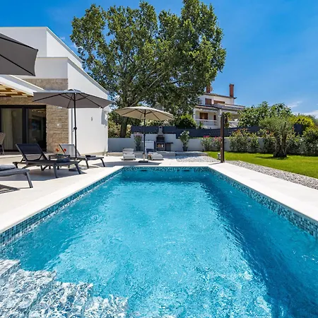 فيلة Zanetta Pet Friendly Near Porec For 6 People With Sea View & Private Pool مراسي