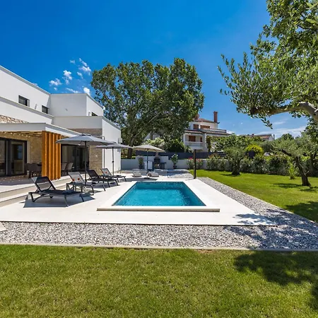 فيلة Zanetta Pet Friendly Near Porec For 6 People With Sea View & Private Pool