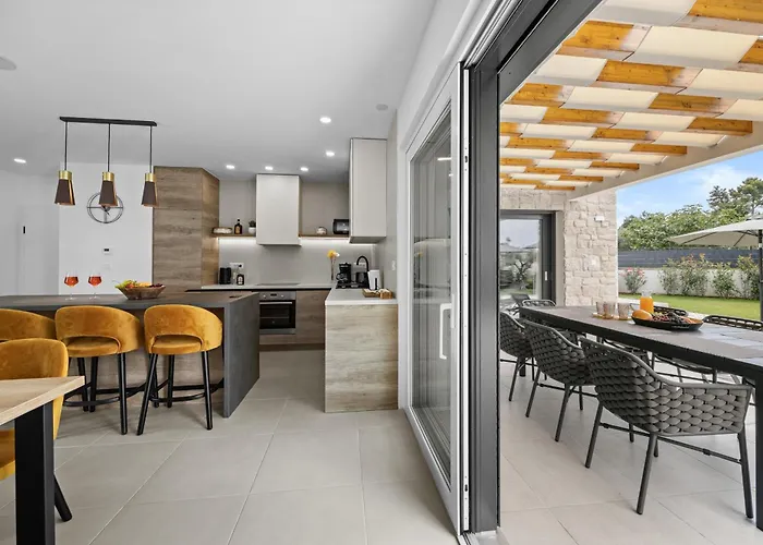 别墅 Zanetta Pet Friendly Near Porec For 6 People With Sea View & Private Pool