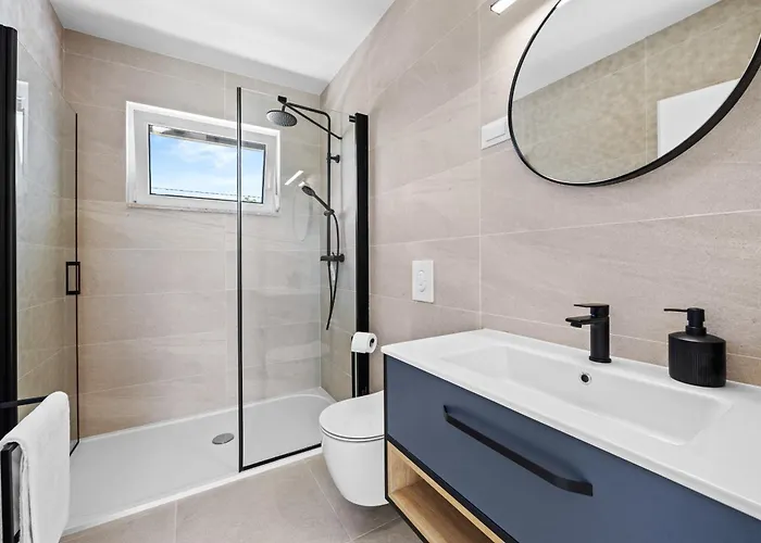 Zanetta Pet Friendly Near Porec For 6 People With Sea View & Private Pool 别墅 *
