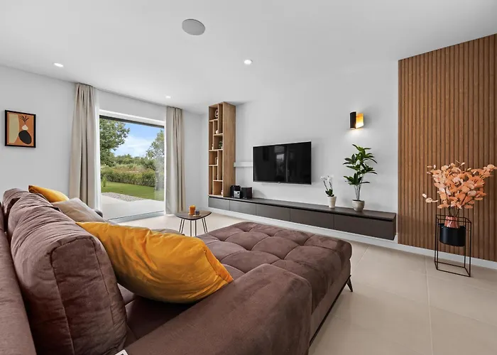 别墅 Zanetta Pet Friendly Near Porec For 6 People With Sea View & Private Pool *