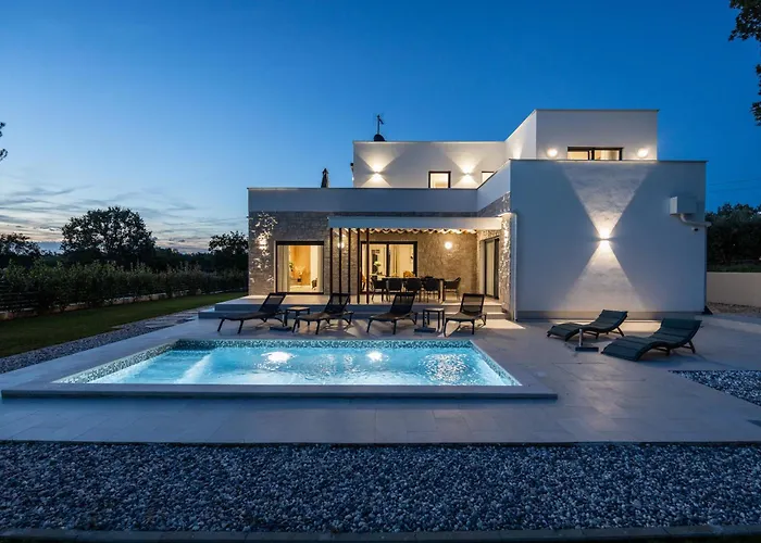 别墅 Zanetta Pet Friendly Near Porec For 6 People With Sea View & Private Pool *